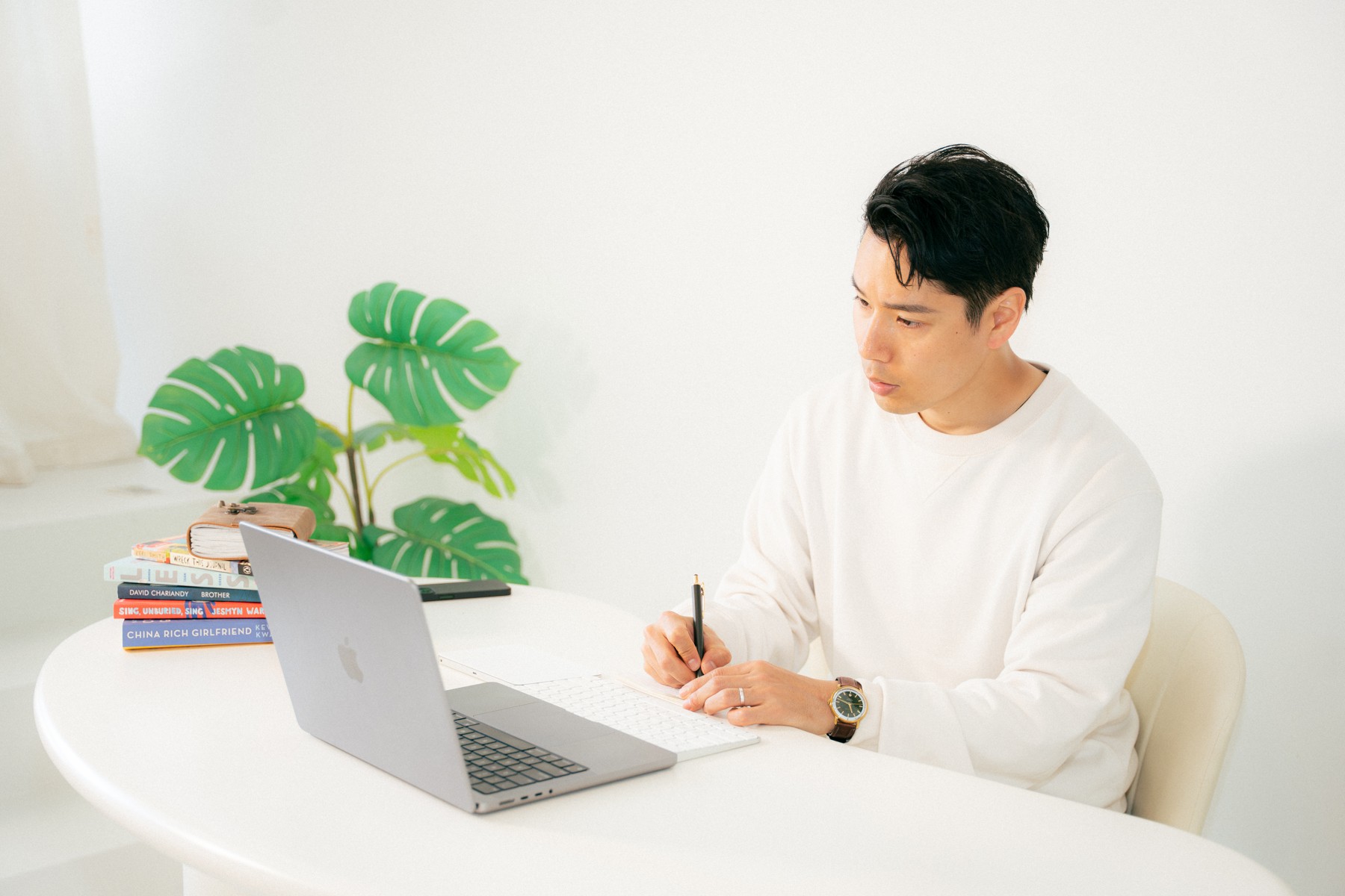 デスクで学び、仕事に取り組むTakuya